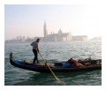 Spedisci la cartolina "In gondola davanti all'isola di San Giorgio"