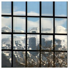 Finestre sulle montagne innevate