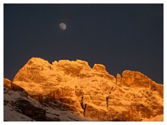 La luna sulle Dolomiti