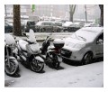 Spedisci la cartolina "Motorini e macchine sotto la neve"