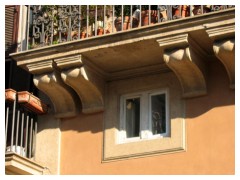 Finestra sotto il balcone