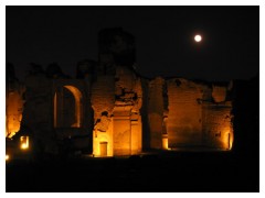 Luna piena sulle Terme di Caracalla