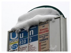 Neve sulla palina della fermata dell'autobus