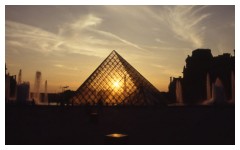 Tramonto sulle piramidi del Louvre