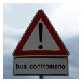 Spedisci la cartolina "Attenzione, bus contromano"