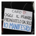 Spedisci la cartolina "Caro oggi il pranzo preparatelo da solo, io manifesto"