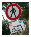 Spedisci la cartolina "Pedoni sul lato opposto"