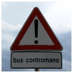 Attenzione, bus contromano