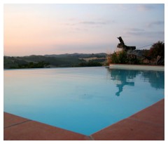 Cala la sera sulla piscina