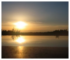 Bagno in piscina al tramonto