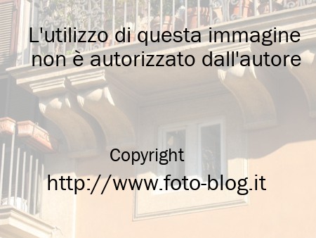 Finestra sotto il balcone